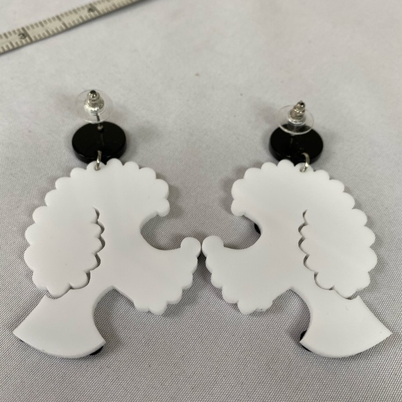 White acrylic poodle earrings - Picture 4 of 5
